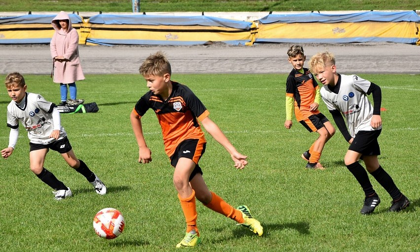 Młodzi piłkarze rywalizowali na stadionie przy ul. Bydgoskiej w Pile. Zobaczcie zdjęcia