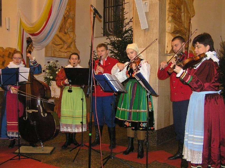 Kapela w czasie występu w kościele przy ul. Pluty...