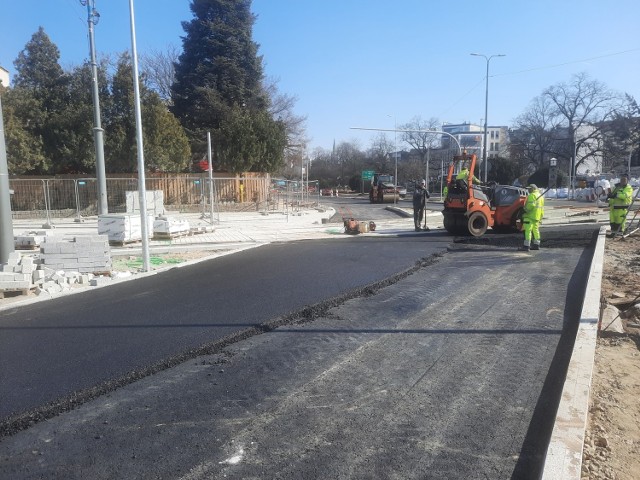 Prace na skrzyżowaniu ulic: Chrobrego, Wybickiego i Jagiełły trwają od kwietnia zeszłego roku.
