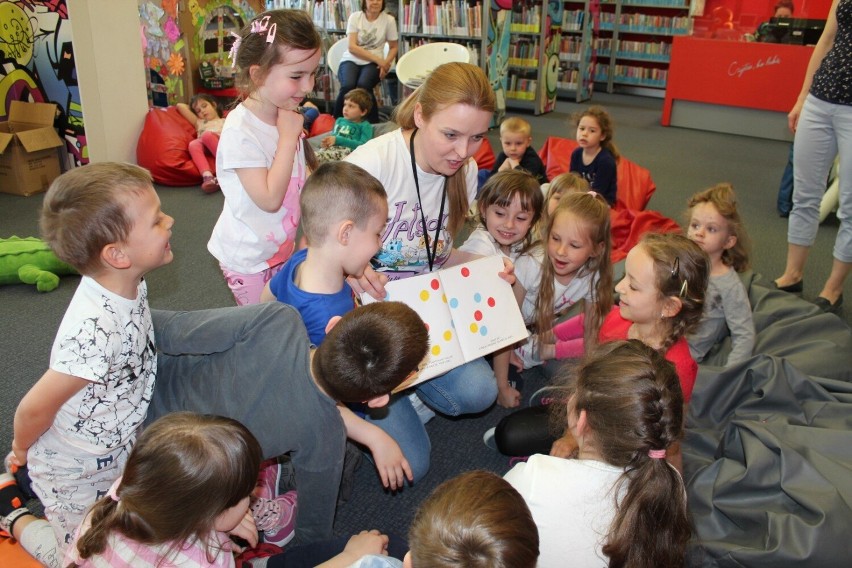 Chełm. "Zajączki" z Przedszkola Miejskiego Nr 13 z Oddziałami Integracyjnymi w Chełmie wzięły udział w tygodniu bibliotek