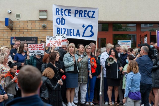 Informacja o łączeniu szpitali w Bydgoszczy spotkała się ze sprzeciwem wielu środowisk, również pracowników lecznicy. Na zdjęciu migawka z protestu, który odbył się pod "Bizielem" 20 czerwca.