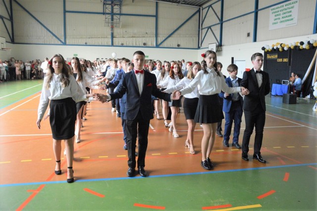 127 uczniów z 5 klas ósmych kończy w tym roku szkolnym edukację w Szkole Podstawowej nr 8 im. Mikołaja Kopernika w Lęborku.