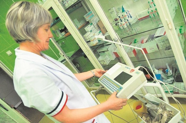 Małgorzata Strzelecka, st.  pielęgniarka pediatrii, chwali nie tylko aparat do ekg, ale także monitor nieinwazyjny monitorujący  m.in. pracę serca