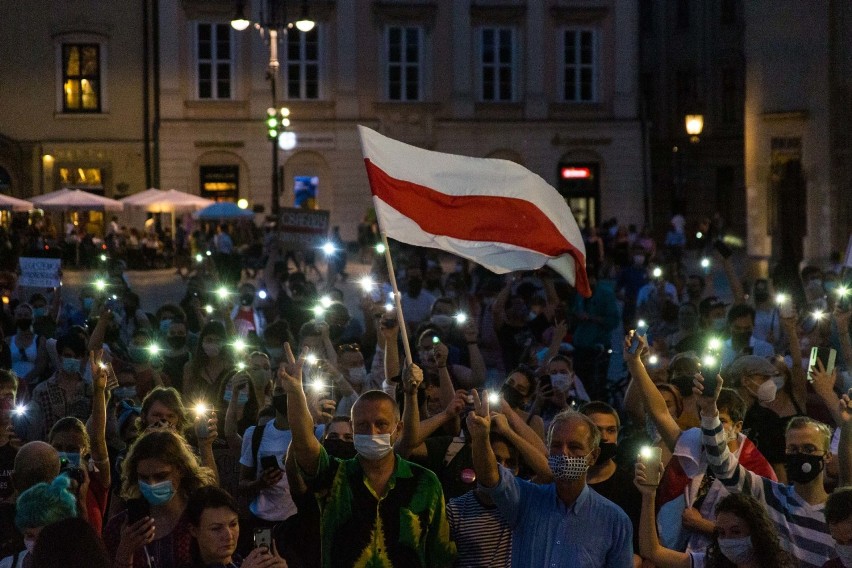 Manifestacja solidarności z Białorusią. Tłumy krakowian na Rynku Głównym [ZDJĘCIA]