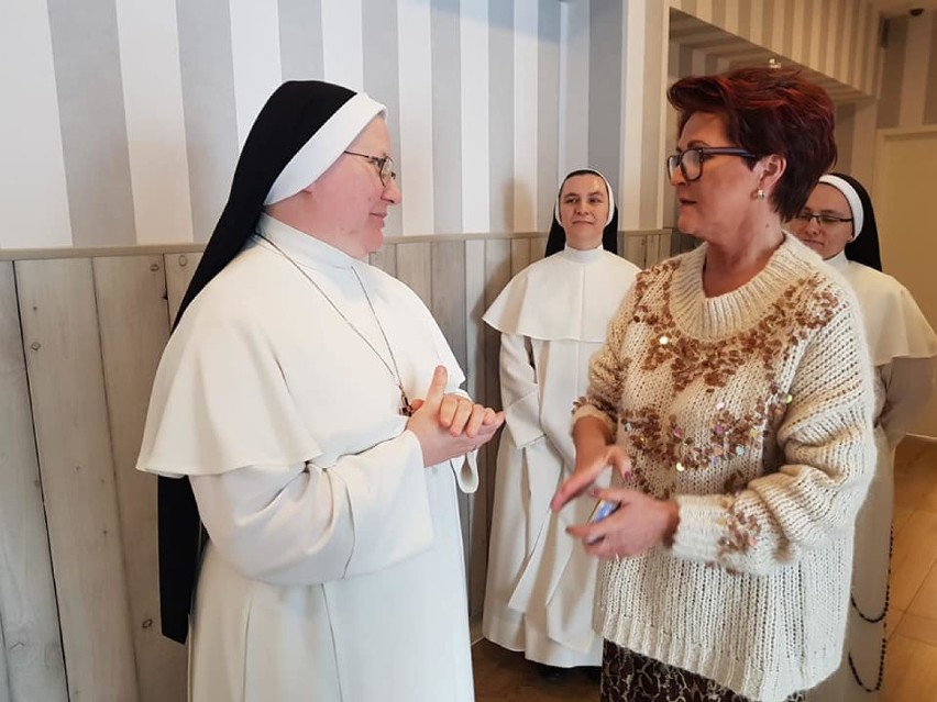 Pierwsza Dama Jolanta Kwaśniewska odwiedziła niespodziewanie Dom Chłopaków w Broniszewicach i dołożyła swoją cegiełkę do nowego zakupu