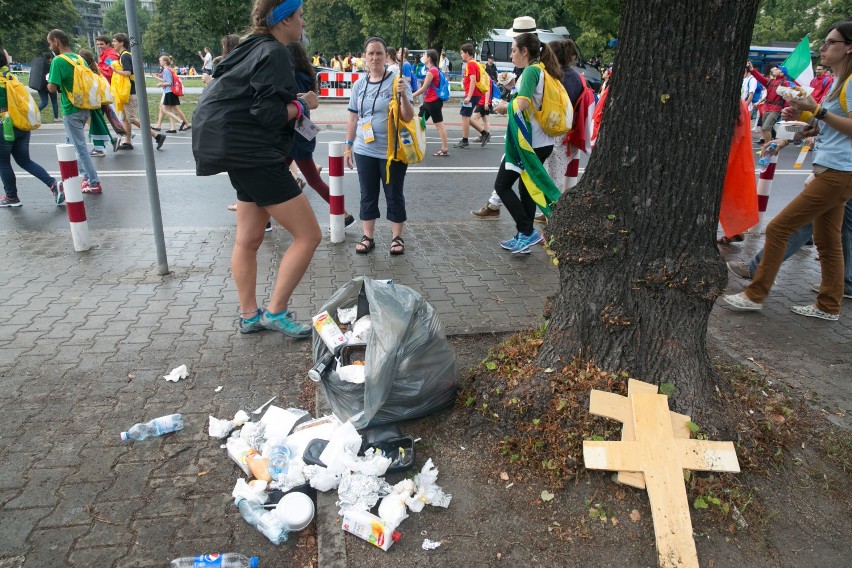 Pielgrzymi pozostawiają po sobie...ślady? [ZDJĘCIA]