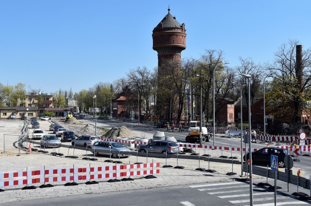 Objazd dla zamkniętego odcinka ul. Oleskiej prowadzi przez teren parkingu przy stadionie piłkarskim.