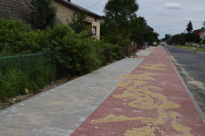 Trwa przebudowa drogi w Mokrsku. Chodnik w Ożarowie już gotowy ZDJĘCIA