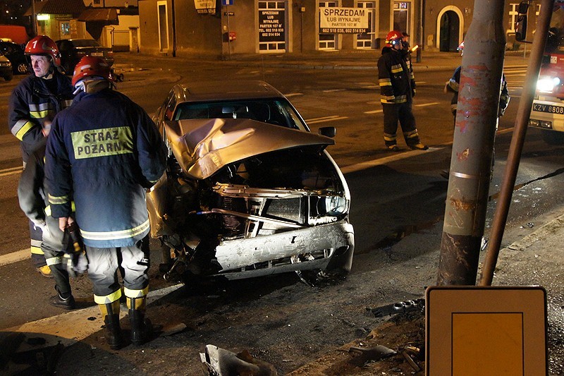 Na ulicy 3-go Maja w Kaliszu audi wjechało w latarnię. ZOBACZ ZDJĘCIA