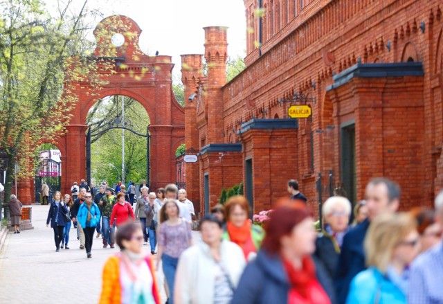 Godziny otwarcia Manufaktury w weekend majowy:

• 1 maja
nieczynne będą: Teatr Mały, Egurrola Dance Studio, fitness club Pure Jatomi a także restauracja Rajskie Jadło.

- Stratosfera Ścianka Wspinaczkowa, czynna w godz. 10:00-22:00
- Arena Laser Games wraz z Experymentarium, czynne w godz. 12:00-22:00
- Kręgielnia Grakula, czynna w godz. 10:00-24:00
- Jazda!Park, czynny w godz. 10:00-1:00
- Bawełna, Ganesh, Mei Mei, Pankejk, Pizza Hut oraz restauracja Zielona będą otwarte od 11:00 do 23:00

• 2 maja
galeria handlowa Manufaktury, sklep Auchan, rozrywka oraz większość restauracji czynne będą w godzinach 10.00 – 22.00.

• 3 maja
nieczynne będą: Teatr Mały, Egurrola Dance Studio, fitness club Pure Jatomi a także restauracja Rajskie Jadło, Stratosfera Ścianka Wspinaczkowa

- Arena Laser Games wraz z Experymentarium, czynne w godz. 12:00-22:00
- Kręgielnia Grakula, czynna w godz. 10:00-02:00
- Jazda!Park, czynny w godz. 10:00-1:00
- Bawełna, Galicja, Hot Spoon Thai Kitchen będą czynne od 10:00 do 22:00