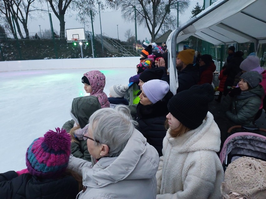 Niezwykły, artystyczny pokaz jazdy na łyżwach na opatowskim lodowisku. Było pięknie