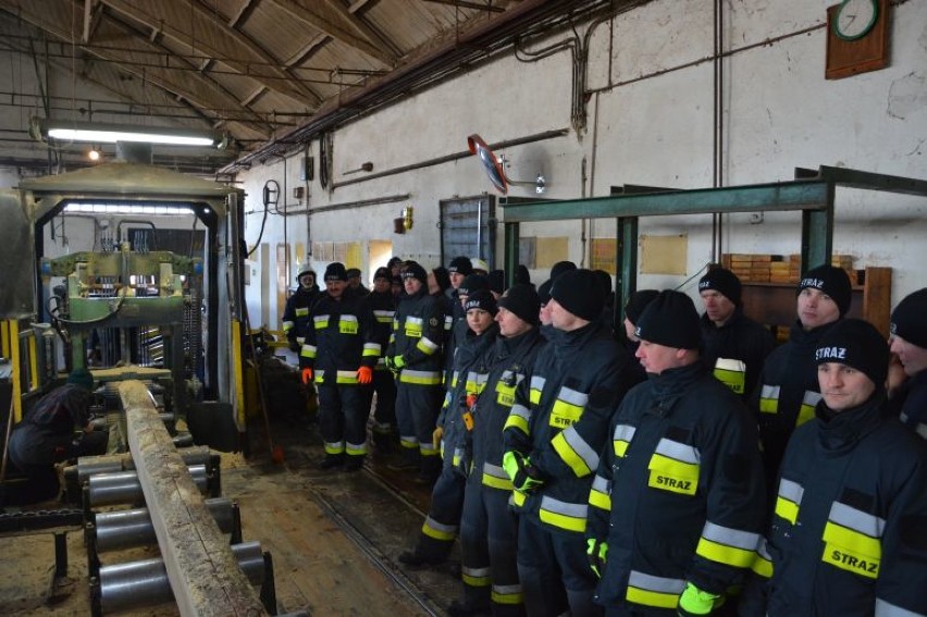 Strażacy ćwiczyli na terenie tartaku w Gołańczy. W zajęciach udział wzięło kilkudziesięciu strażaków