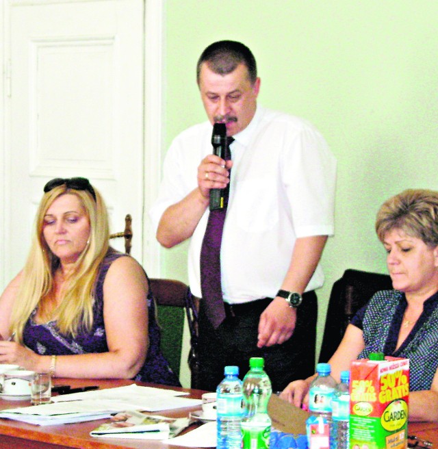 Artur Szymczak zarzucił władzom powiatu rozrost administracji i złe inwestowanie.