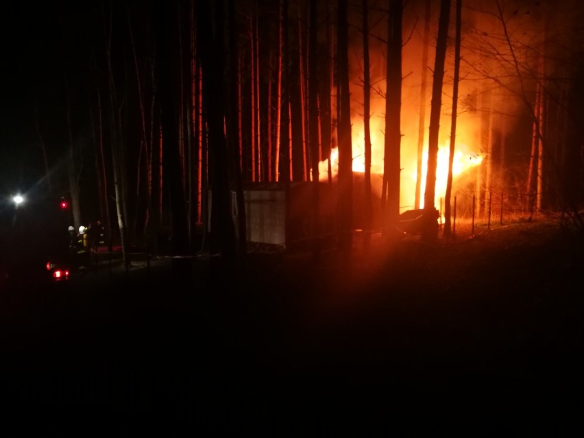Pożar altany w Potrzanowie pod Skokami. Interweniowali strażacy