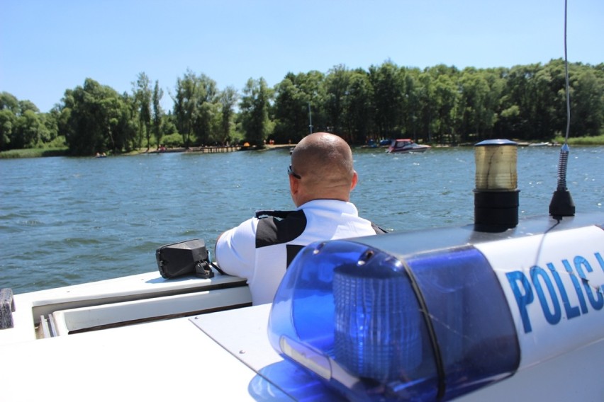 Jacht wywrócił się na jeziorze Chełmżyskim! Toruński policjant uratował poszkodowanych! 