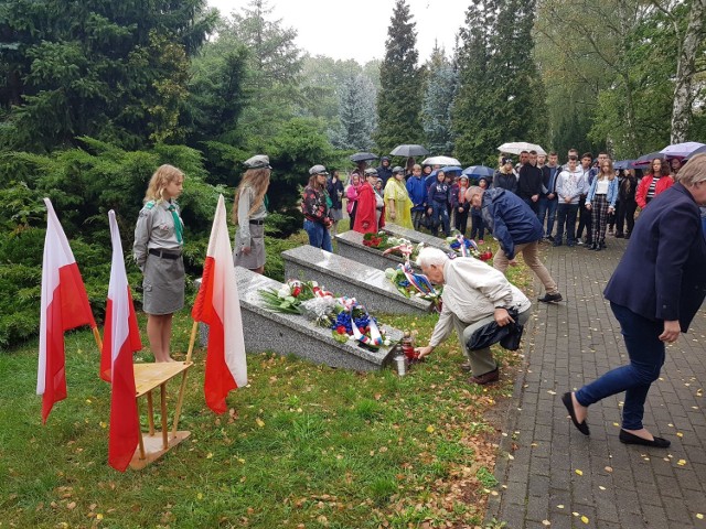 Uroczystość na Cmentarzu Bohaterów z udziałem uczniów i mieszkańców
