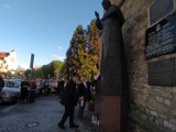 Żywczanie pamiętali o wizycie Jana Pawła II mieście. Złożyli kwiaty, zapalili znicze