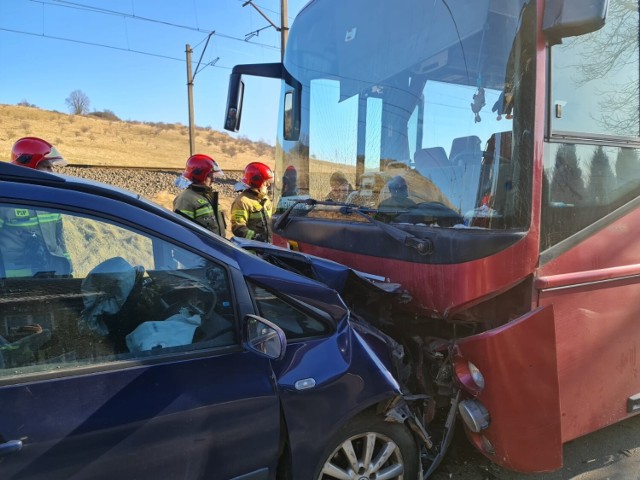 Wypadek w Sędzisławiu koło Kamiennej Góry. Osobówka zderzyła się z autobusem