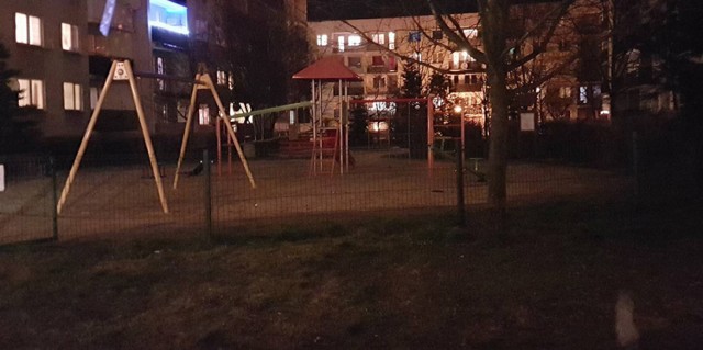 Ciało kobiety  leżało na placu zabaw na osiedlu Zastalowskim w Zielonej Górze