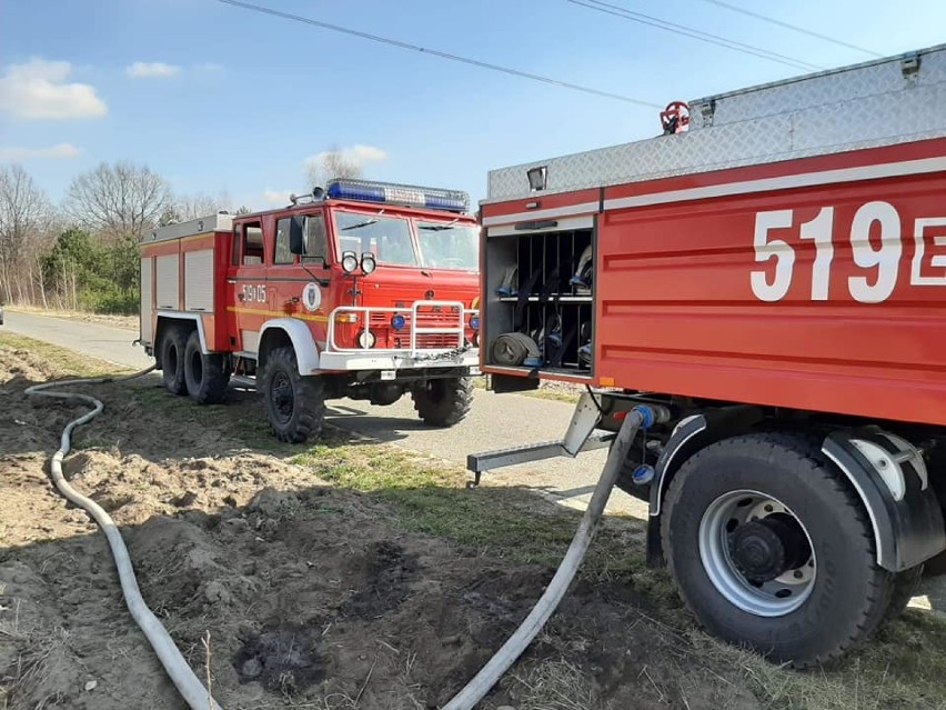 Strażacy gasili pożar stodoły w gminie Kamieńsk [ZDJĘCIA]
