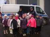 Kętrzyn: Pierwszoklasiści z Kruszewca odwiedzają komendę policji [ZDJĘCIA]