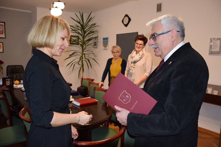 W poniedziałek Lidia Sosnowska odebrała z rąk burmistrza...