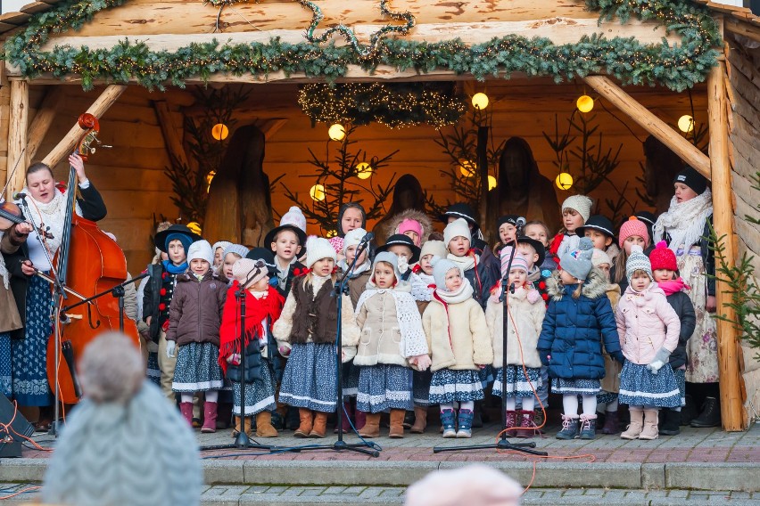 Choinka w Wiśle już rozświetlona, miasto wieczorem lśni pięknymi dekoracjami. Pojawił się także błyszczący niedźwiadek