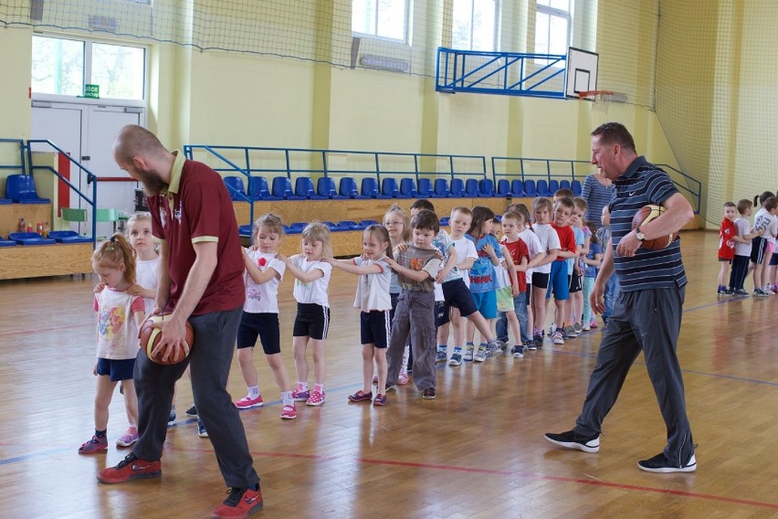 Koszykarze Spójni ćwiczyli w trójce z zerówkowiczami z Przedszkola Miejskiego nr 2 [zdjęcia, wideo]