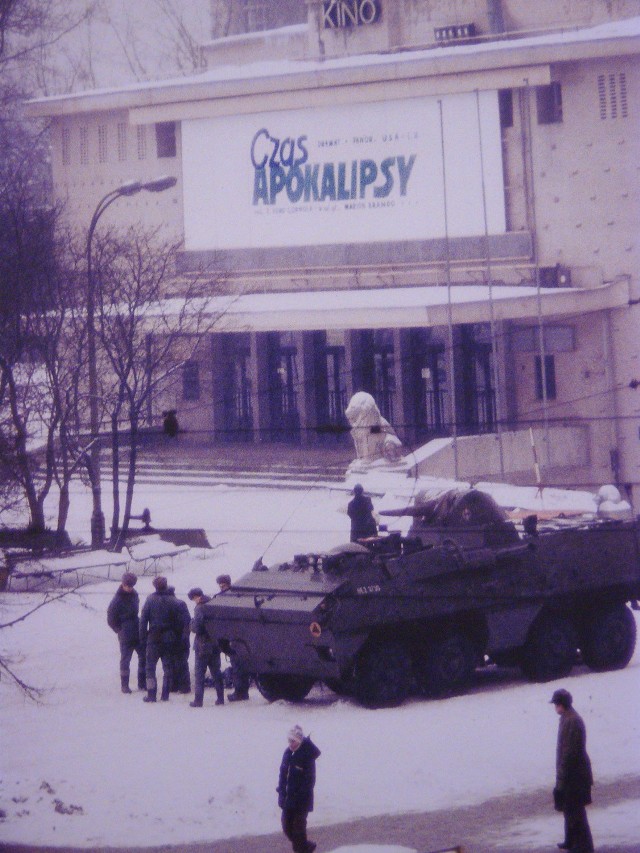 Wóz opancerzony pod warszawskim kinem MOSKWA, w którym wyświetlano CZAS APOKALIPSY,  w reż. F.F. Coppoli.