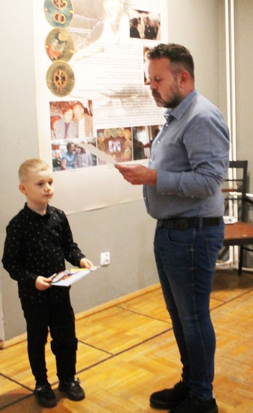 Praca przedszkolaka ze Zduńskiej Woli na wystawie pokonkursowej w Toruniu