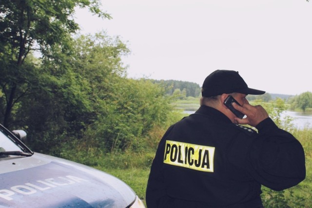 Po niemal 20 godzinach przeczesywania terenu kompleksów leśnych, międzyrzeccy policjanci oraz przedstawicie innych służb odnaleźć 89-letniego mężczyznę. Mieszkaniec gminy Międzyrzecz wyszedł z domu i nie był w stanie sam do niego wrócić. Starszy, schorowany i wycieńczony mężczyzna doznał urazu nogi, ale przytomny trafił pod opiekę lekarzy.

W poniedziałek w nocy (10 lipca) międzyrzeccy policjanci zostali powiadomieni o zaginięciu 89-latka. Rodzina zgłosiła, że starszy, schorowany mężczyzna wyszedł z domu około godziny 15:00 i do chwili obecnej nie powrócił. Rodzina początkowo szukała zaginionego na własną rękę, jednak bezskutecznie. 

Policjanci natychmiast przystąpili do działania. Jeszcze w nocy mundurowi wraz z psem tropiącym przeczesywali kompleksy leśne w rejonie miejsca zamieszkania zaginionego. Policjanci jednocześnie sprawdzali monitoringi różnych obiektów oraz rozpytywali mieszkańców, chcąc ustalić kierunek, w którym odszedł mężczyzna. Utrudnieniem było to, że nie posiadał on przy sobie telefonu komórkowego. Policjanci powiadomili o zdarzeniu sąsiednie powiaty oraz sprawdzili szpitale. 

W akcji poszukiwawczej udział wzięło 20 policjantów, strażacy z Międzyrzecza, Bukowca, Wyszanowa, Kaławia i Kęszycy Leśnej, Pluton Alarmowy z jednostki Wojskowej w Międzyrzeczu oraz funkcjonariusze z Poznania ze specjalnie wyszkolonymi psami do tropienia ludzi. Z uwagi na to, że w rejonie jest mnóstwo lasów i jezior, działania były bardzo trudne. Częste opady deszczu sprawiły również, że wjazd do lasów był możliwy jedynie przystosowanymi do jazdy w trudnym terenie pojazdami. Funkcjonariusze musieli sprawnie zaplanować swoje działania. Najpierw wyznaczono sektory, a później każdy z nich był przeczesywany przez służby. 

Akcja zakończyła się we wtorek wieczorem, gdy policjanci zauważyli w lesie leżącego, wycieńczonego mężczyznę z urazem nogi. Był przytomny, ale odwodniony i wyczerpany, uskarżał się na ból nogi. Po opatrzeniu został przekazany pod opiekę lekarzy. Według ustaleń policjantów mężczyzna poruszając się o lasce, przeszedł lasami ponad 10 km i bez jedzenia i picia spędził w lesie niemal 29 godzin. Z uwagi na uraz nogi najprawdopodobniej nie byłby w stanie iść dalej.

Zobacz też wideo: Zaginęła 11-letnia dziewczynka z Poznania. Policja apeluje o pomoc w poszukiwaniach


Przeczytaj też:  W Odrze koło Nowej Soli zaginął 29-latek. Poszukiwania trwają

