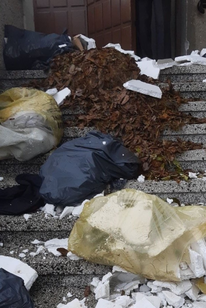 Kraków. Śmieci wyrzucone na schodach kościoła. Księża oburzeni