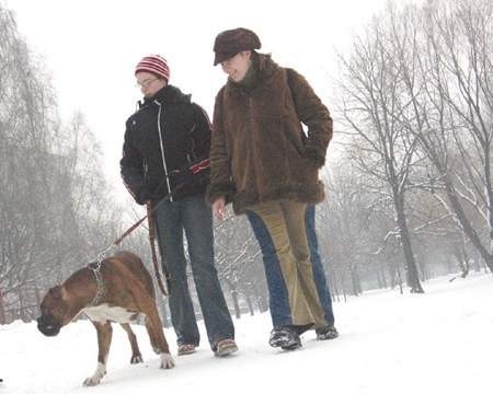 Natalia Czyż i Sandra Biliszak z bokserem Joyem na spacerze w bytomskim parku. Fot. Rafał Jakoktochce