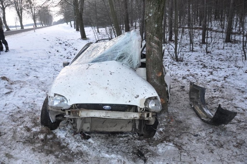 Wypadek w Adamowie kolo Chrostkowa. Prowadził pijany - wylądował na drzewie [ZDJĘCIA]