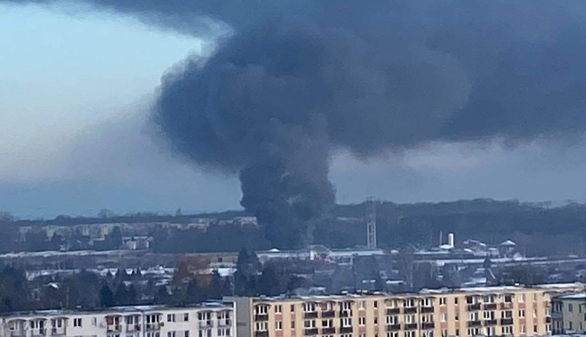 Pożar w hali demontażu na złomowisku w Gdańsku-Letnicy 1.02.2021. Na miejsce wysłano 10 zastępów straży pożarnej. W ogniu samochody i wózki