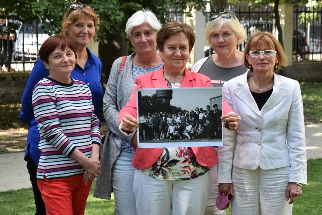 Elżbiety Malinowskiej (na zdjęciu klasowym czwarta od lewej), poszukują wszyscy koledzy z klasy.