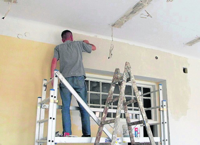 Rynek pracy, nie tylko we Włocławku, na murarzy-tynkarzy, monterów instalacji sanitarnych, blacharzy-zbrojarzy, dekarzy czeka z otwartymi rękoma