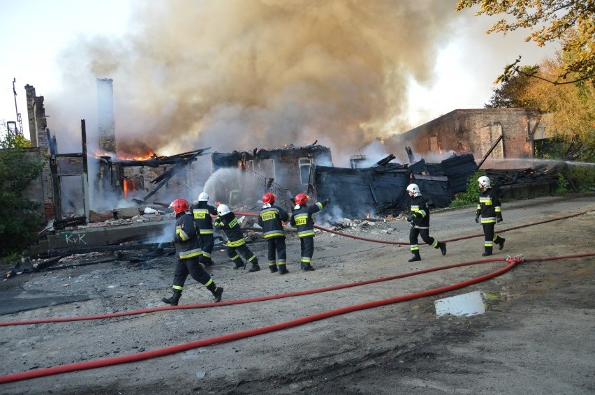 Pożar przy ul. Towarowej. Spłonął stary, kolejowy budynek  [FOTO, FILM]