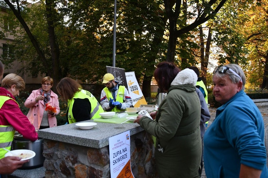 Kilkadziesiąt porcji zupy, kanapki i słodycze trafiły do...