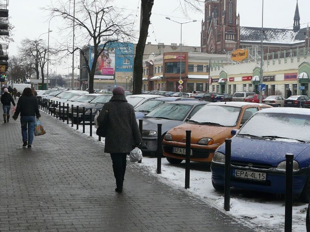 Na zaparkowanie samochodu przed Urzędem Skarbowym nie ma szans, bo wszystkie miejsca są zajęte.