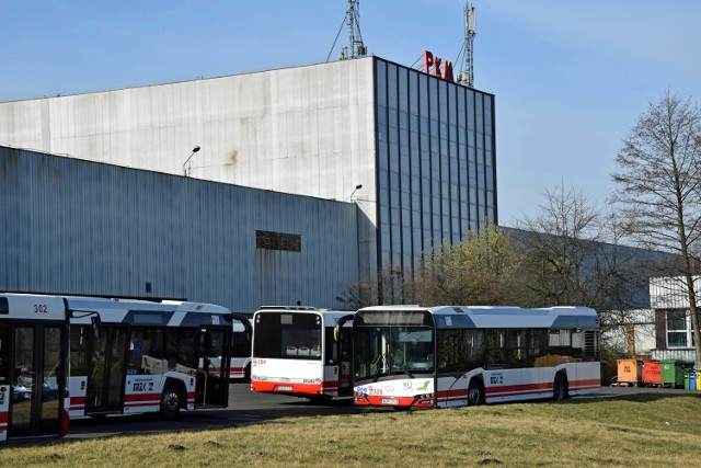 We wtorek, 12 lutego, nadal występują kłopoty na 30 proc. linii autobusowych w Jastrzębiu i na 40 proc. w Żorach. W Jastrzębiu w poniedziałek odbyła się sesja nadzwyczajna, przyszło około 30 pracowników PKM. Na zdjęciu zajezdnia firmy