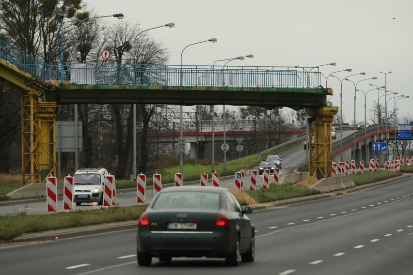 Tak prowadzono rozbiórkę dawnej kładki nad al. Sobieskiego