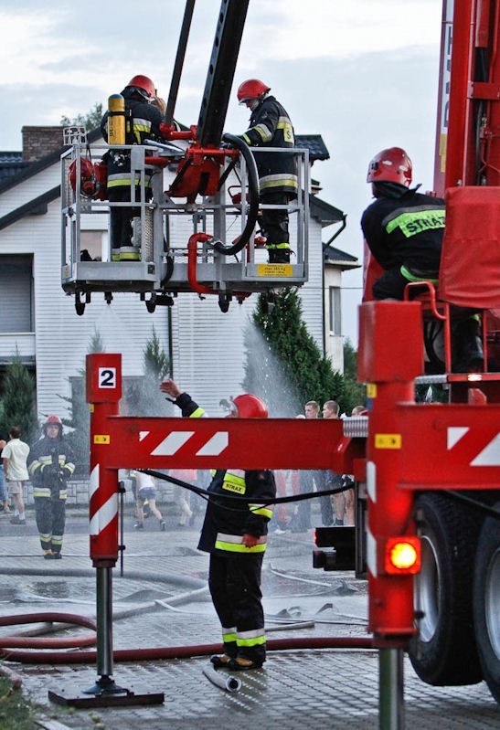 W Gdańsku Osowej od uderzenia piorunem zapalił się dom ( zobacz zdjęcia z akcji ratowniczej)