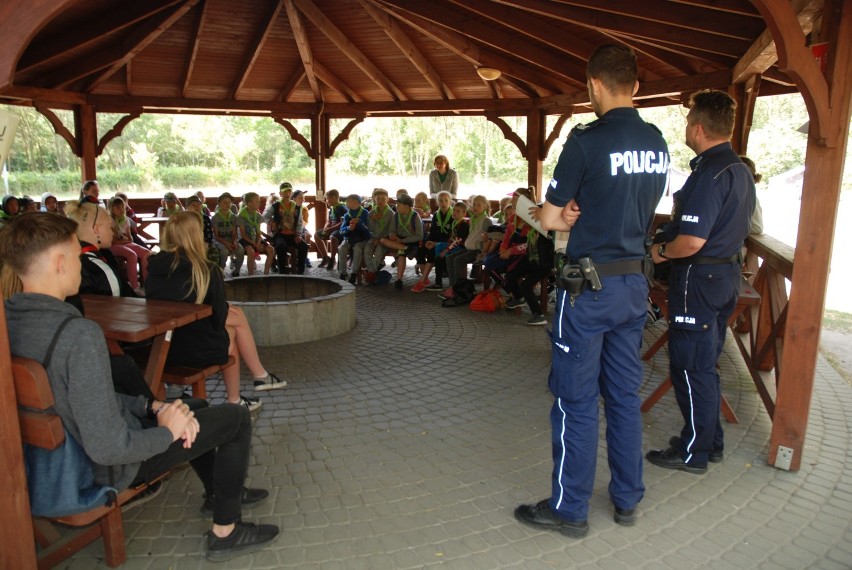 Policja podkreśla "Nie ma wakacji od myślenia!" Trwają spotkania z dziećmi i młodzieżą