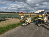 Wypadek w powiecie chełmińskim. Ursus rozpadł się po zderzeniu z motocyklem w Bieńkówce. Kierowcy w szpitalu. Zobacz zdjęcia z wypadku