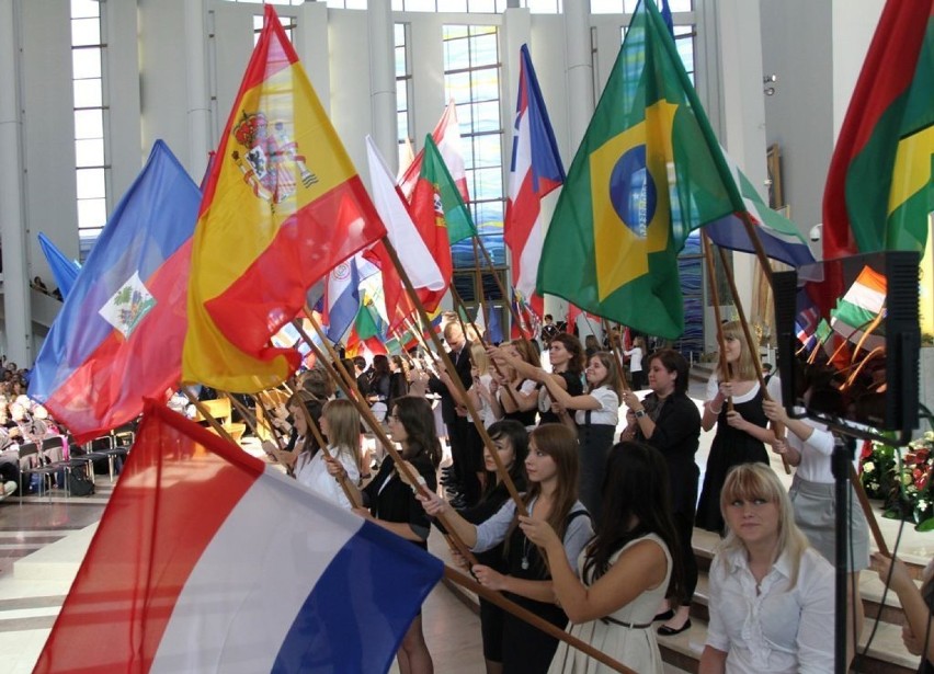 Flagi reprezentowanych na kongresie krajów we wnętrzu...