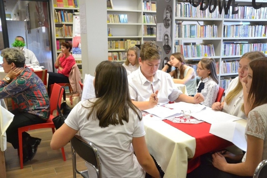 W bibliotece w Wielgiem nie tylko czytano nowele polskie, ale także o nich dyskutowano [zdjęcia]