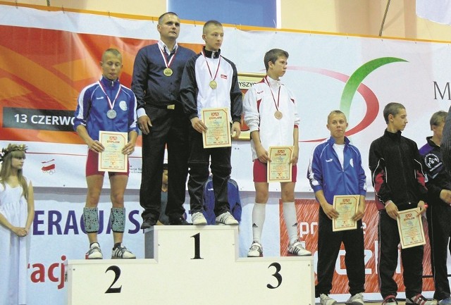 Na najwyższym stopniu podium stanął Kamil Oleśkiewicz. Obok trener Sebastian Ołubek