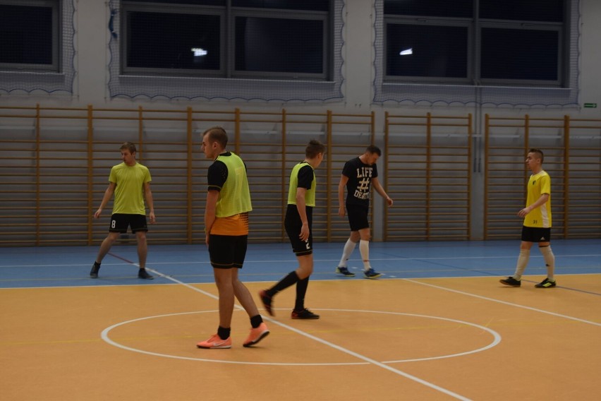 Turniej halowej piłki nożnej w Lipuszu. FC PIFKO pokonało konkurencję