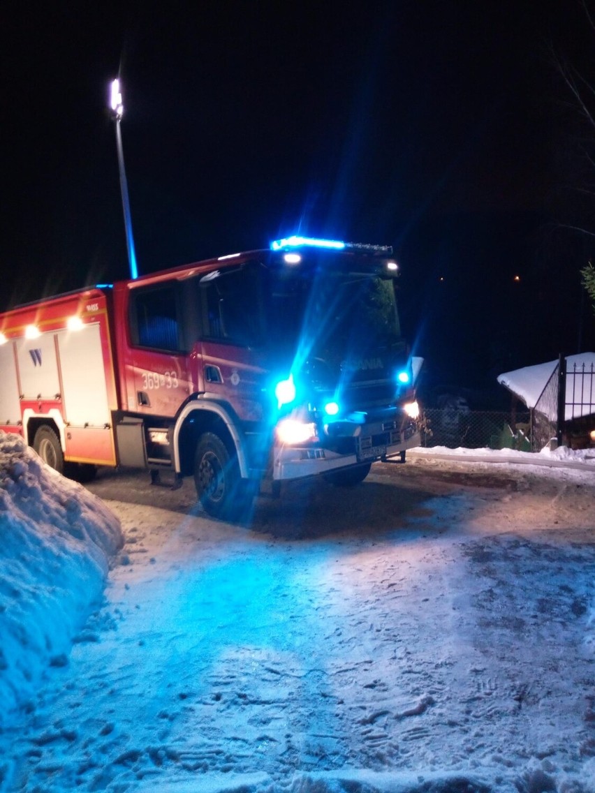 W Olszanach w powiecie przemyskim strażacy gasili garaż i samochód [ZDJĘCIA]